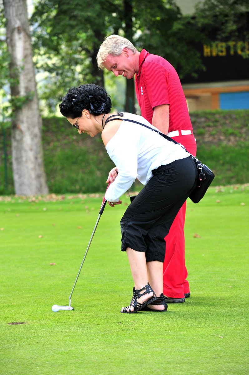 Farář Zbigniew Czendlik se pokoušel Lucii naučit základní golfový postoj.