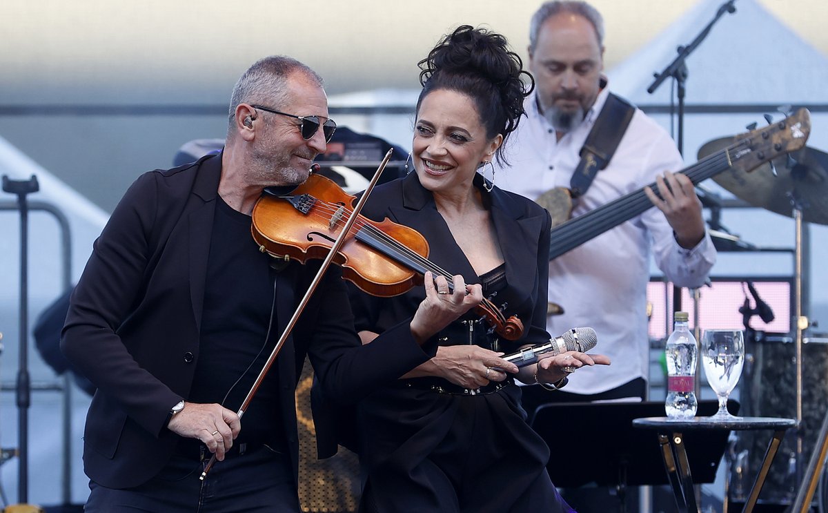 Karla Holase s houslemi Lucie obdivuje.