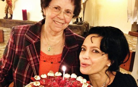 Lucie se svojí maminkou a dortem s jednou svíčkou.