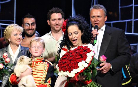 Bílá dostala od ředitele Egona Kulhánka (vpravo) obrovský pugét růží.