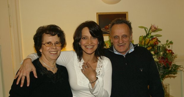 Lucie s maminkou a tatínkem v dobách, kdy byli šťastní.