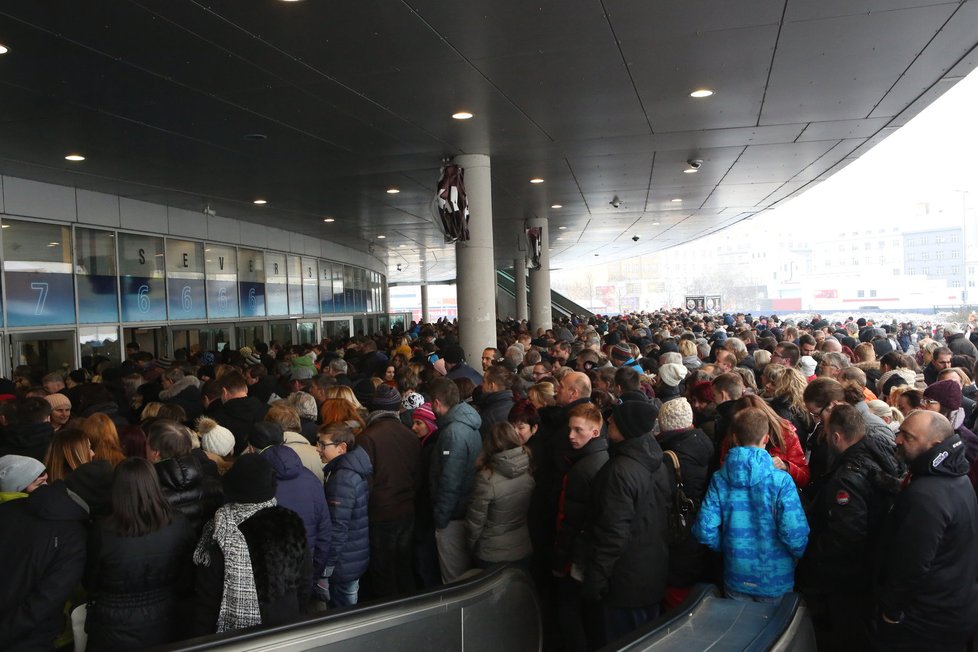 Lidé před O2 arenou netrpělivě očekávají koncert Lucie Bílé.