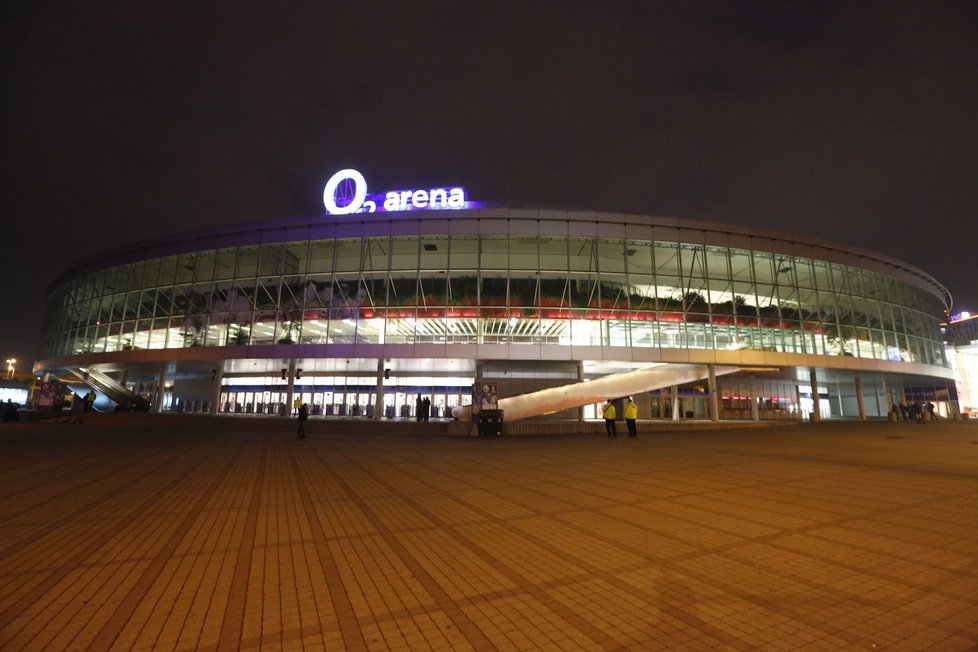 První diváci přicházejí k O2 areně na zrušený koncert Lucie Bílé.