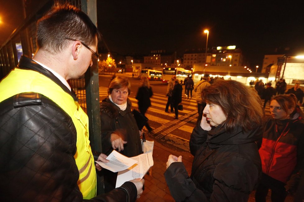 U metra dostávají lidé informace o zrušeném koncertu Lucie Bílé.