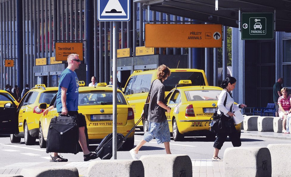 Zleva: Milenec Bílé, syn zpěvačky Filipa a Lucie přicházejí se zavazadly k letištní hale