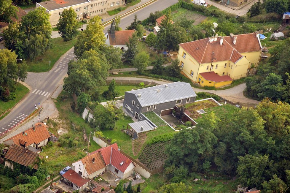 Ve svém sídle je nyní Lucie šťastná s novým přítelem Petrem Makovičkou a synem Filipem.