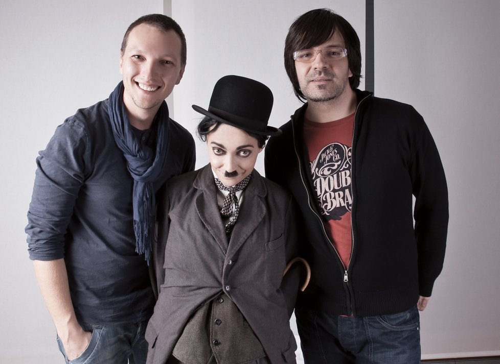 Lucie Bíla alias Charlie Chaplin s dvojicí autorů, Petrem Kurečkou a Markem Škarpou.