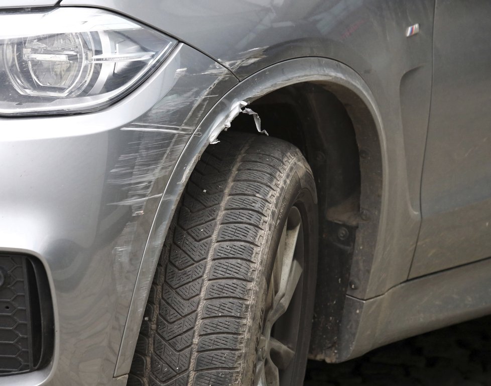 Lucii Bílé někdo naboural auto. Nárazník i blatník jsou slušně poškrábané a oprava je nezbytná.