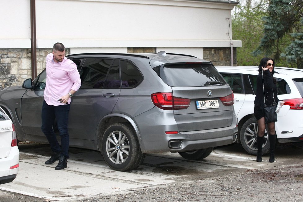 Lucii Bílé někdo naboural auto. Nárazník i blatník jsou slušně poškrábané a oprava je nezbytná.