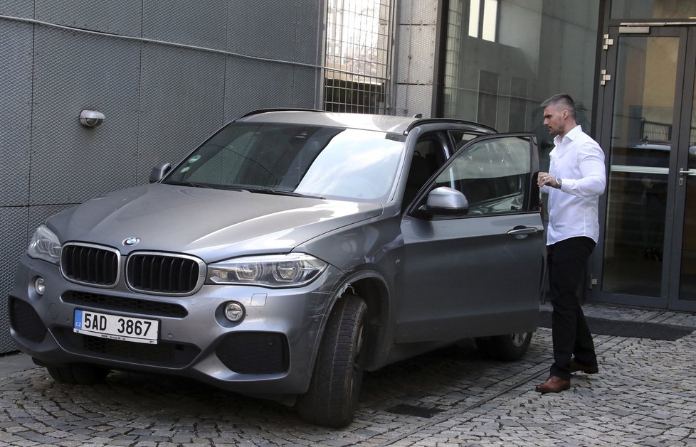 Lucii Bílé někdo naboural auto. Nárazník i blatník jsou slušně poškrábané a oprava je nezbytná.