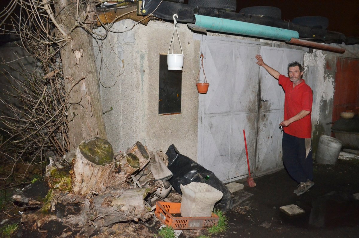Bezdomovec Roman žije ve staré garáži od známého. Na ulici je deset let a živí se vybíráním popelnic.