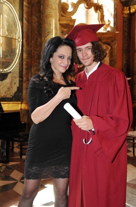 Lucie se synem Filipem, který úspěšně složil maturitu.