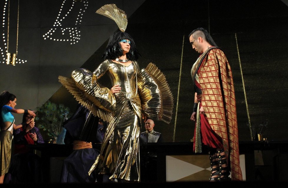 Kapitán Radames si má brát egyptskou princeznu Amneris. Ten však před oltářem uteče za svou láskou Aidou