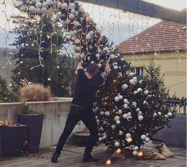 Radek Filipi musel zvedat strom, který povalil silný vítr.