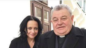 Zpěvačka Lucie Bílá se vyfotila s kardinálem Dominikem Dukou.
