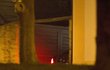 PRAHA-KYJE, ÚTERÝ 20:42 Makovičkovo auto zajíždí do garáže farnosti.
