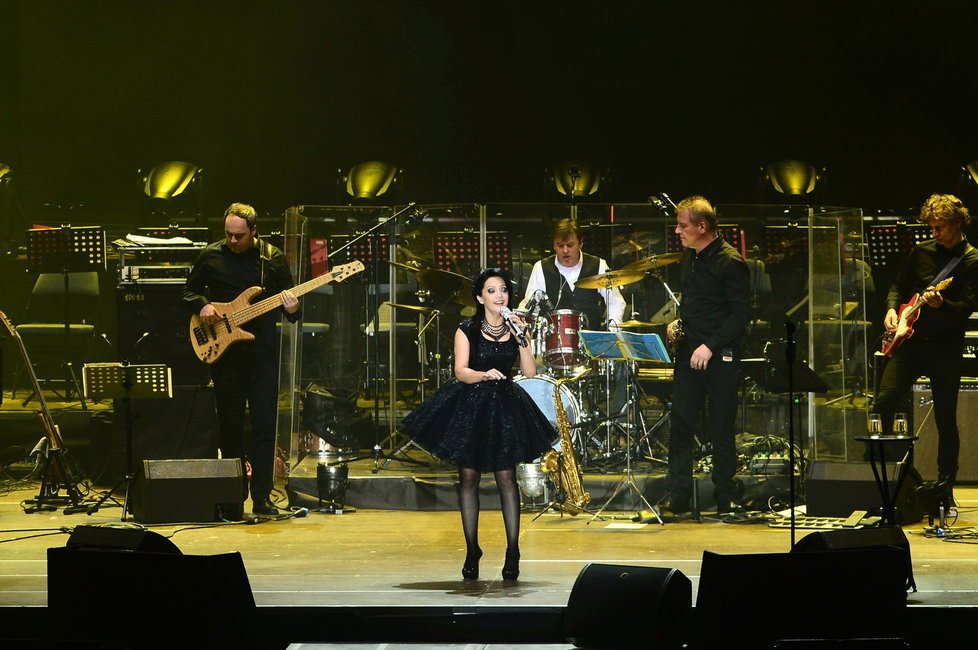 I s generálkou a dvěma koncerty se Lucie Bílá 8. 1. v pražské 02 areně rozhodla odzpívat 93 písniček a dvacetkrát se převléknout.