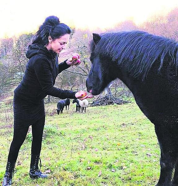 Zvířata Lucie miluje. Na chatě v Českém ráji má i svého poníka.