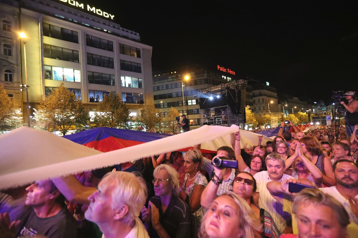 PRAHA-VÁCLAVSKÉ NÁMĚSTÍ, ÚTERÝ 21:14 Lidé pískali pouze na Bílou.