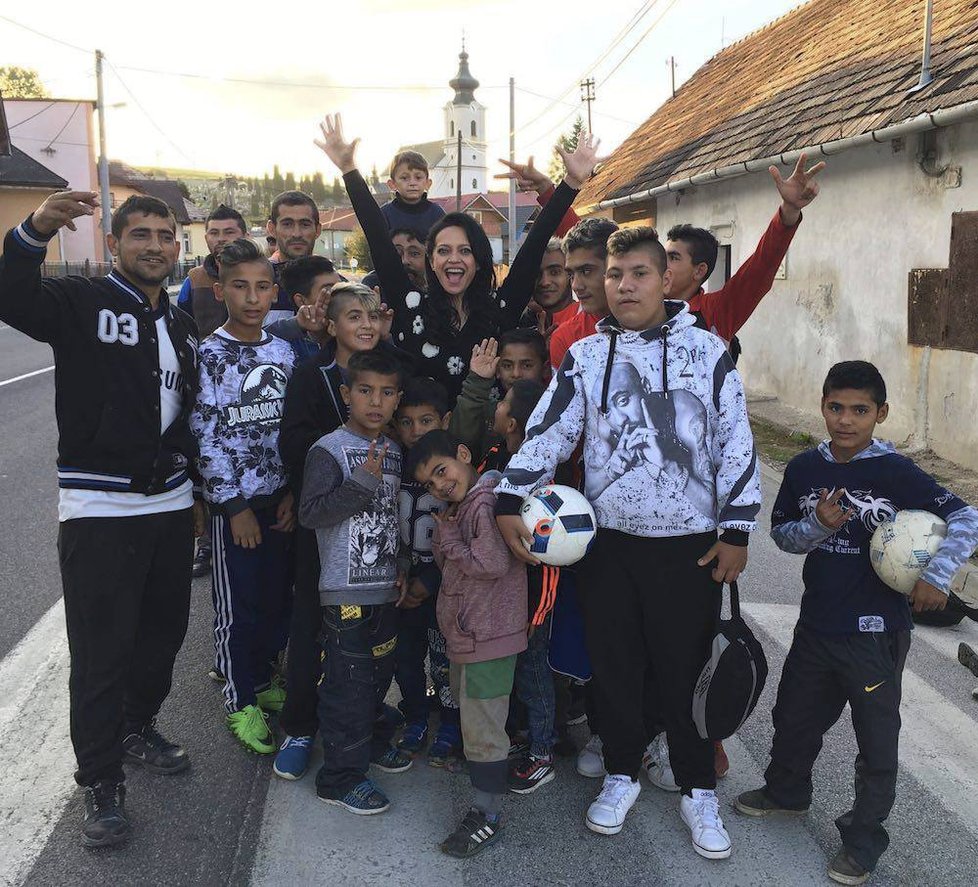 Lucie Bílá v komunitě romských dětí