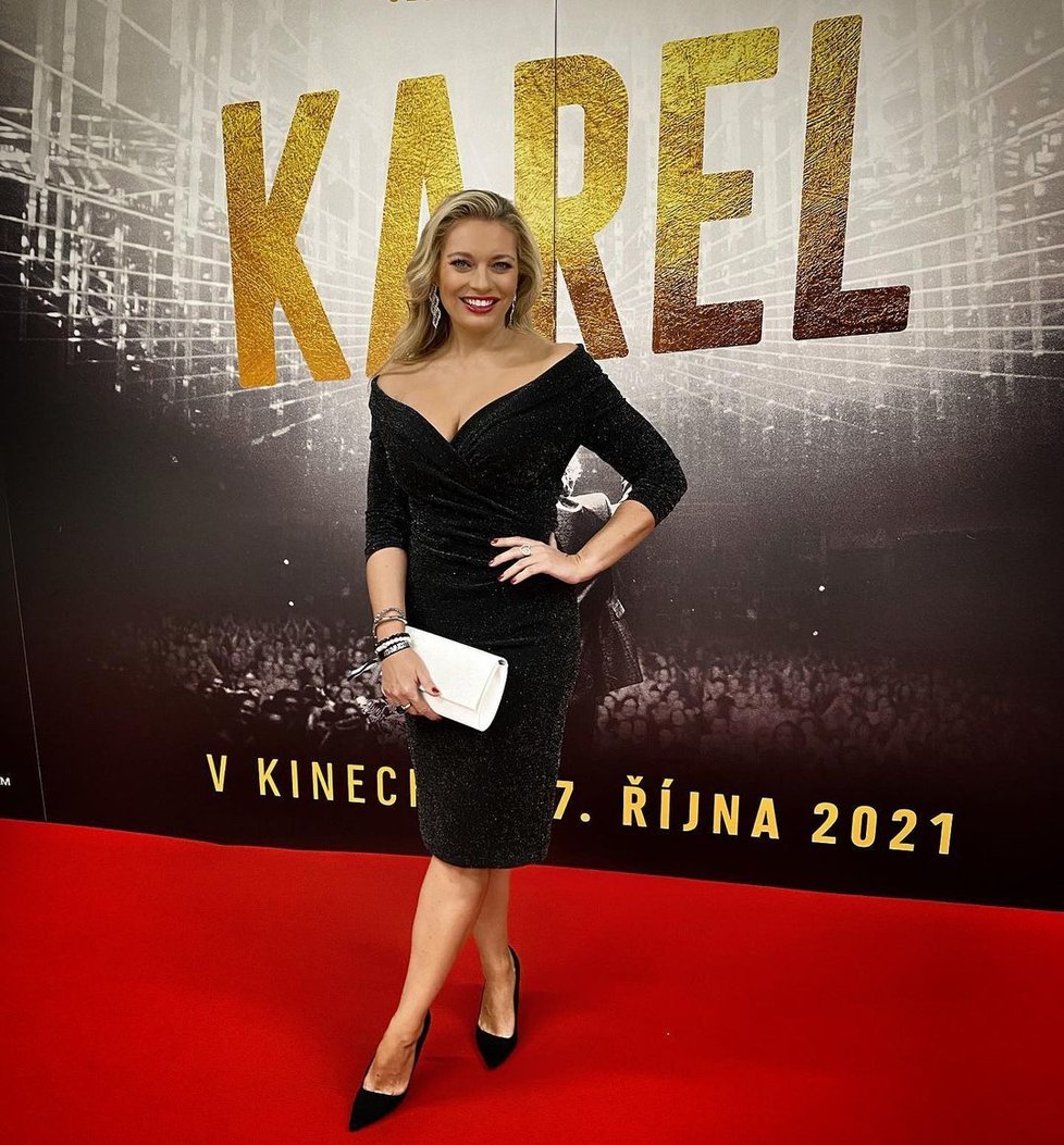 Lucie Borhyová na premiéře dokumentu Karel