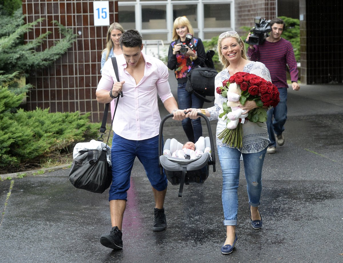 Lucie Borhyová, Michal Hrdlička a malá Linda opustili porodnici na Bulovce.