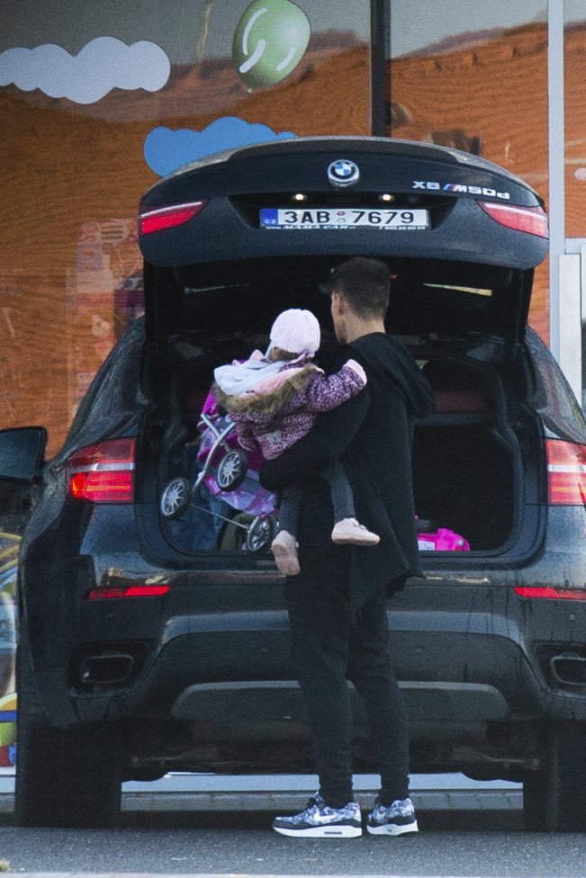 Pátek 23. 10. 2015: V doprovodu matky jel s dcerou nakupovat do hračkářství.