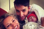 Hrdý tatínek zveřejnil fotku Lucie s dcerou Lindou po porodu na Twitteru.