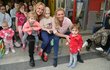 Vendula Pizingerová a Lucie Borhyová přinesly nemocným dětem do Motola radost
