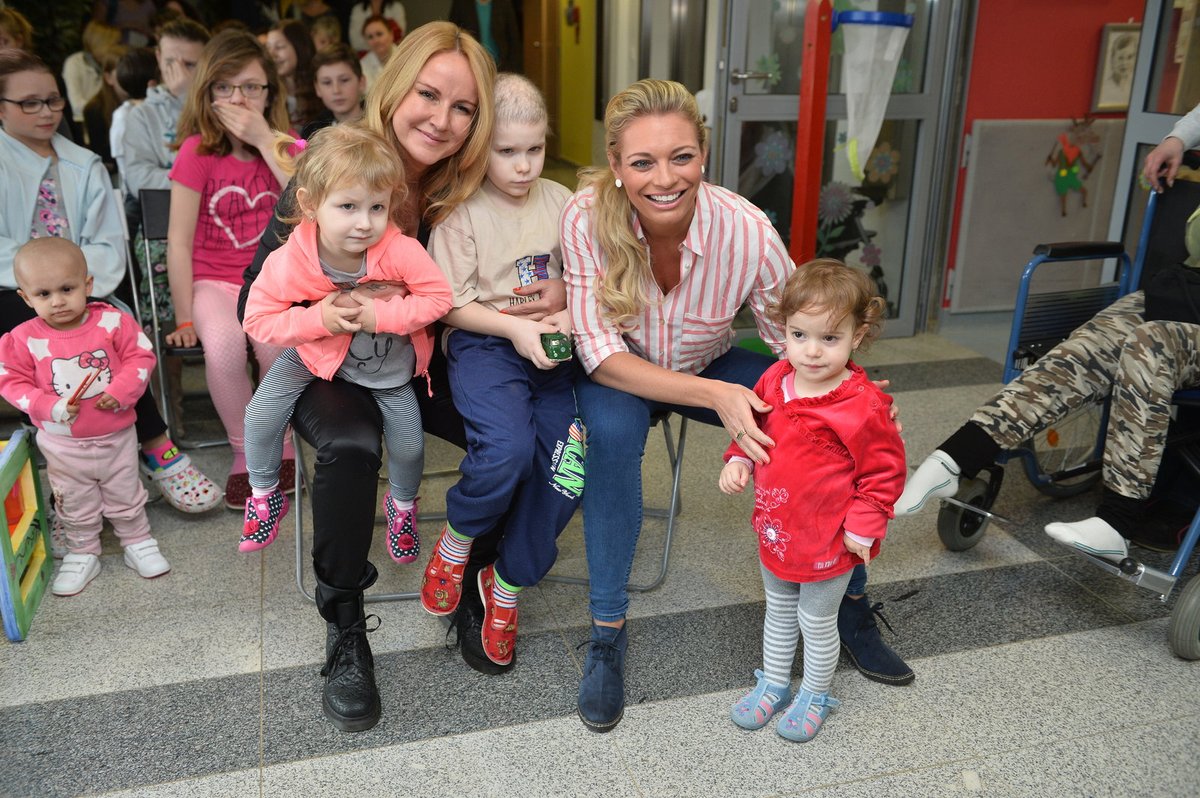 Vendula Pizingerová a Lucie Borhyová přinesly nemocným dětem do Motola radost