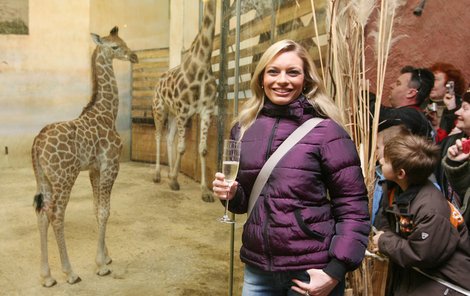 Lucie Borhyová žirafátku připila na zdraví.