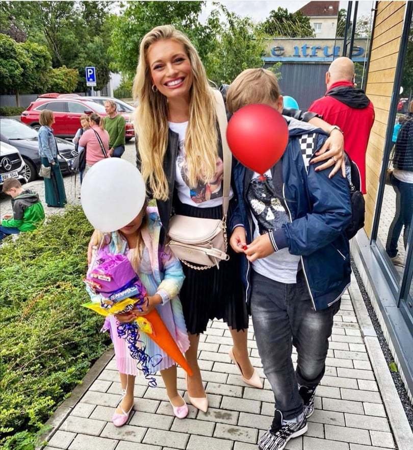 Lucie Borhyová doprovodila děti na první školní den.