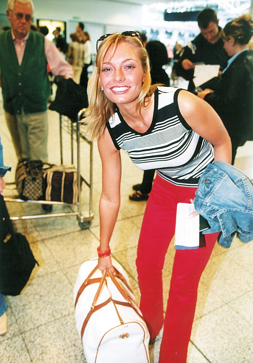 Lucie Borhyová na letišti.