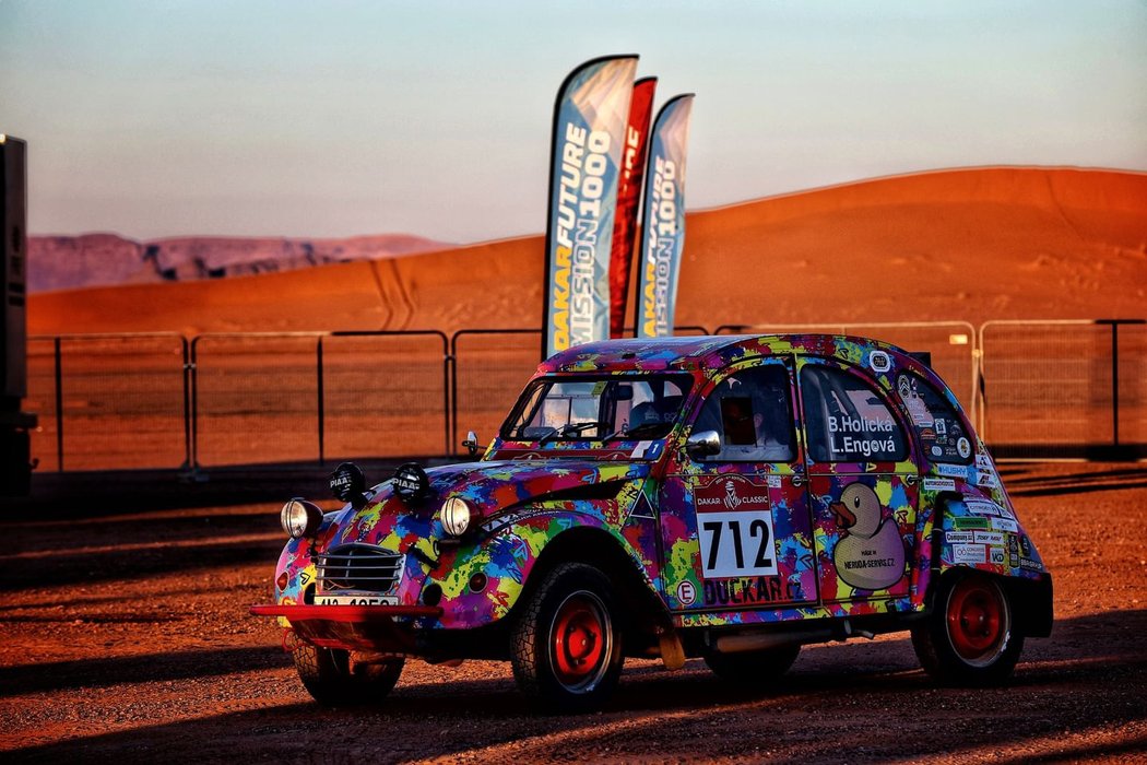 Lucie Engová a Barbora Holická vyrazily na Dakar v ikonickém autě přezdívaném &#34;kachna&#34;