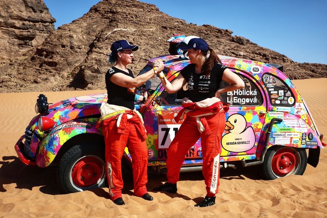 Lucie Engová a Barbora Holická vyrazily na Dakar v ikonickém autě přezdívaném &#34;kachna&#34;