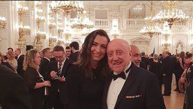 Felix Slováček s přítelkyní Lucií Gelemovou na Pražském hradě 28.10.2018