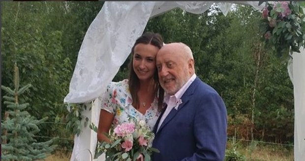Lucie Gelemová chytila svatební kytici.