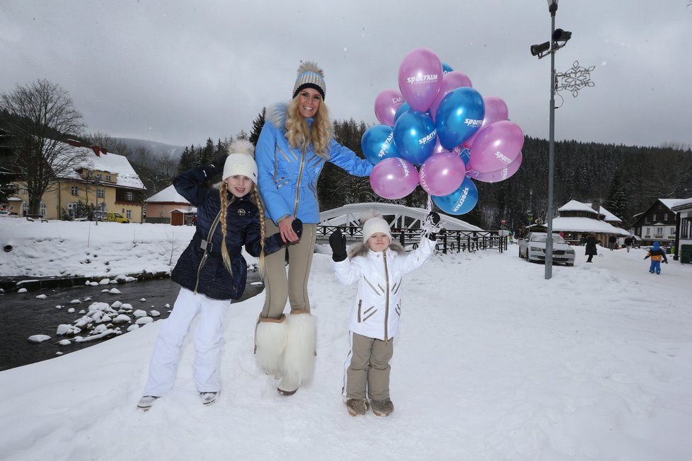 Lucie Hadašová se svými dcerami ve Špindlu