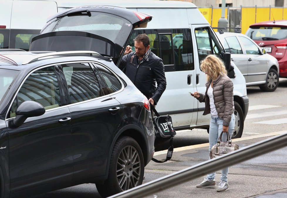 Ital svou tanečnici vozil svým porsche ve dne...