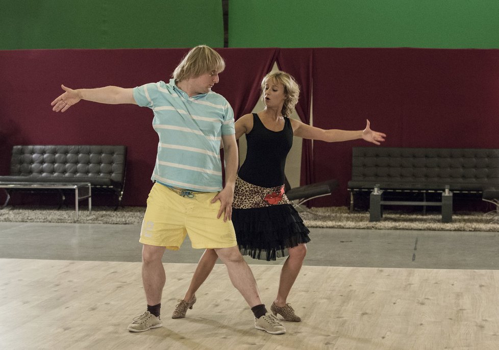 Lukáš Pavlásek je taneční »dřevo«, ale pod vedením Lucie Hunčárové se jeho pohyby měnily v tanec.