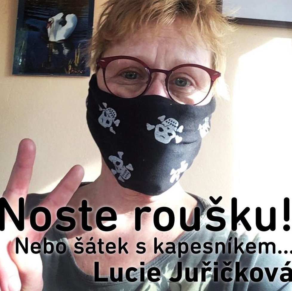 Herečka a dabérka Lucie Juřičková s rouškou