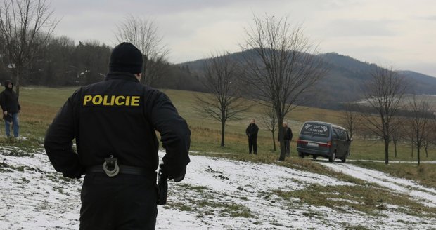 Policisté na místě, kde byla Lucie nalezena.