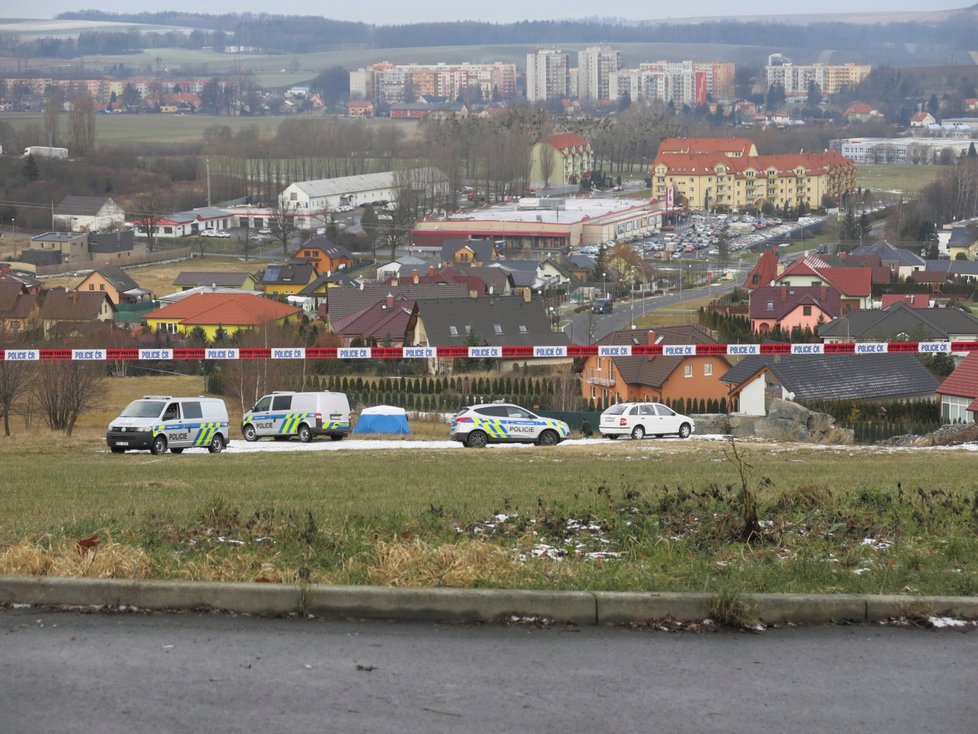 Policisté na místě, kde byla Lucie nalezena.