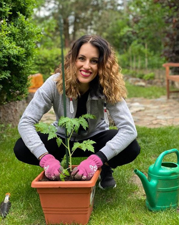 Z Lucie Křížkové se přestěhování do baráčků stává biožena. Nejen že peče vlastní chléb z kvásku, pěstuje i domácí zeleninu a ovoce.