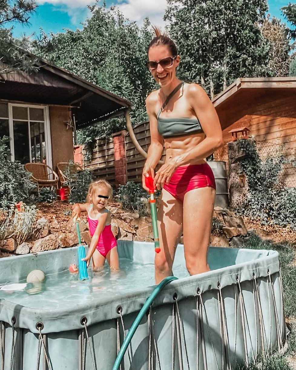Lucie Křížková s dcerou Lolou v bazénku