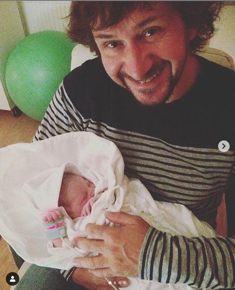 David Křížek s novorozenou dcerou Lolou.