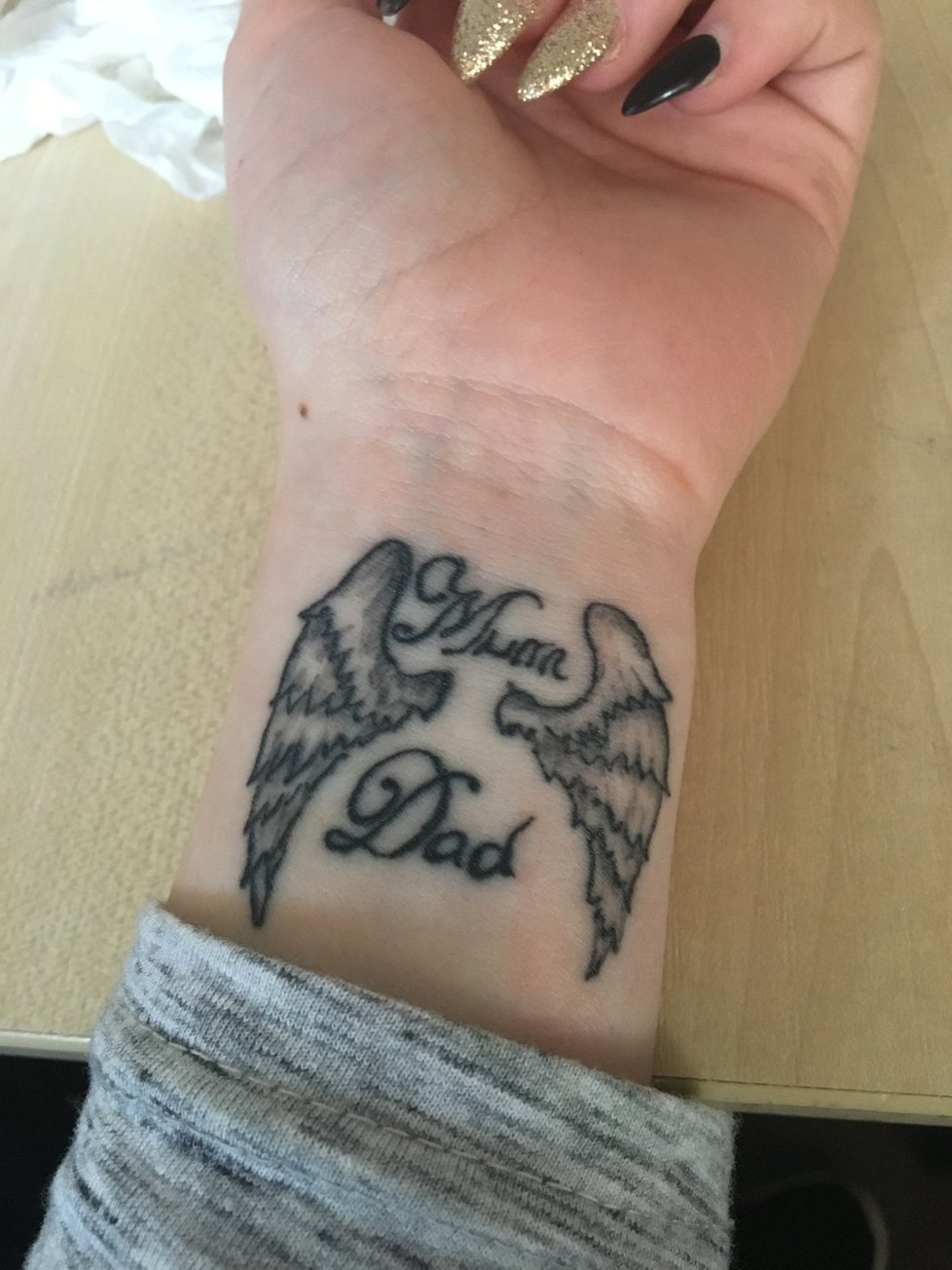 Lucka má na ruce tetování.