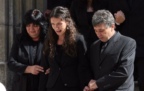 Lucie Marková (s rodiči) zlomená žalem na pohřbu svého muže v Jindřichově Hradci. Dnešní den pro ni bude neméně bolestný.