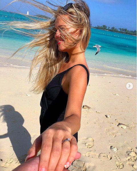 Odpadlice Lucie z MasterChefa se zasnoubila na Bahamách