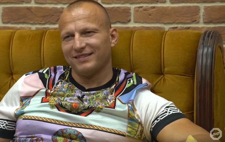 Zápasník MMA Matúš Mečár seděl za volantem luxusního mercedesu.